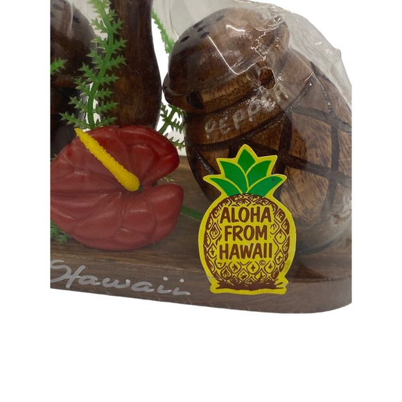 Vintage HAWAII Souvenir SALT & PEPPER SHAKERS on Stand NEW Sealed Aloha Vintage - Picture 2 of 8